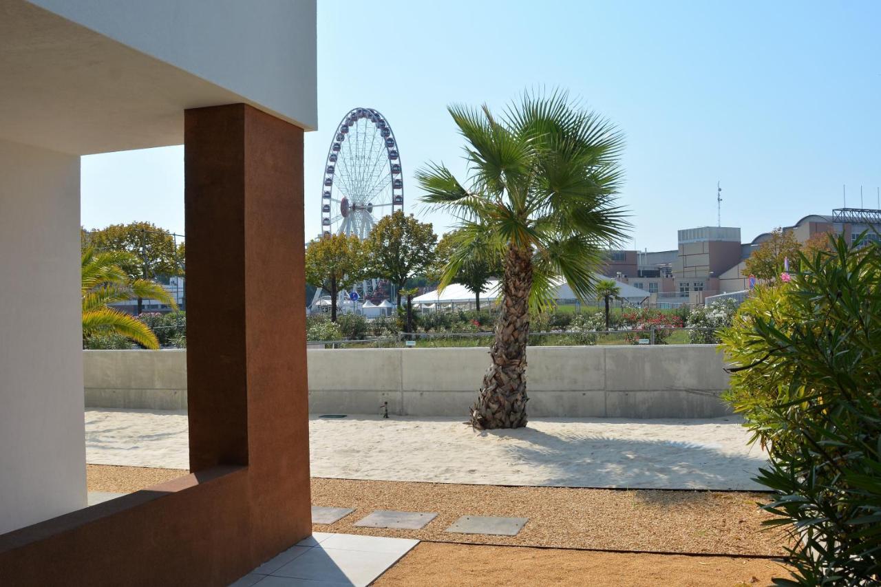 Sun Beach Residence Con Piscina - Piazza Brescia - Adria Holiday Jesolo - Family Apartments エクステリア 写真